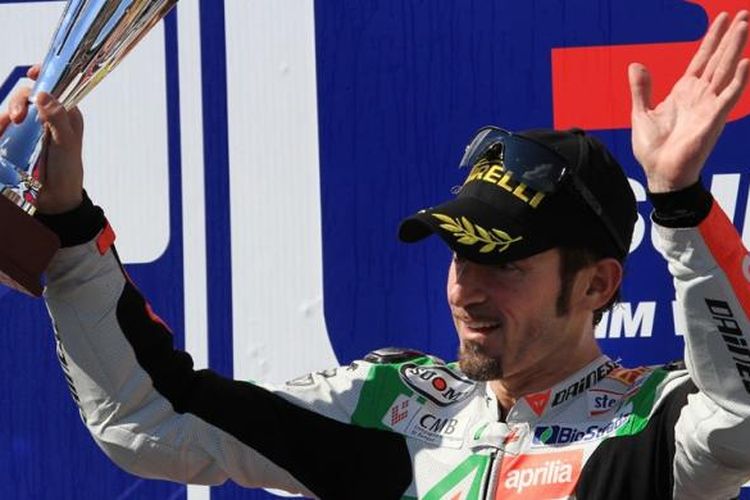 Pebalap tim Aprilia asal Italia, Max Biaggi, merayakan kemenangannya pada balapan Kejuaraan Dunia Superbike di Sirkuit Brno, Ceko, Minggu (10/7/2011).