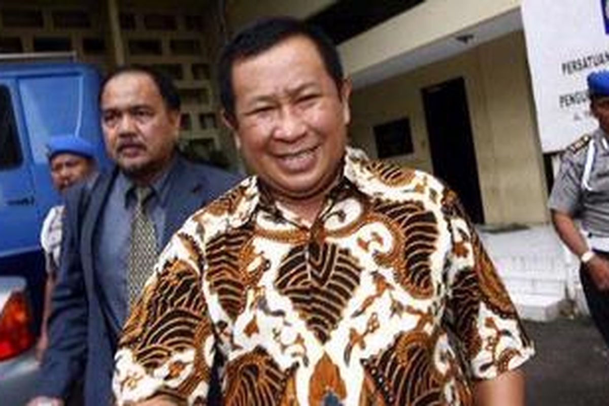 Mantan Kabareskrim, Komjen Susno Duadji usai menjalani pemeriksaan di Badan Reserse Kriminal (Bareskrim) Mabes Polri, Selasa (20/4/2010).