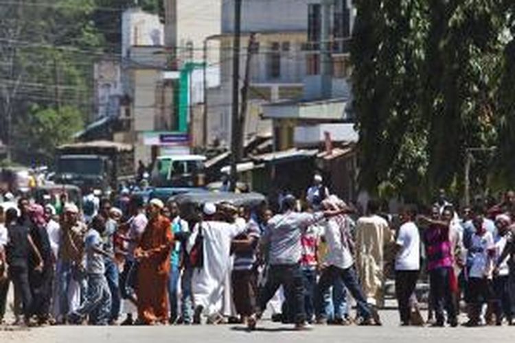 Ratusan pemuda Muslim Mombasa berdiri di luar masjid Musa sebagai upaya memprotes penembakan ulama radikal Makaburi di kota pelabuhan tersebut pada awal bulan ini.