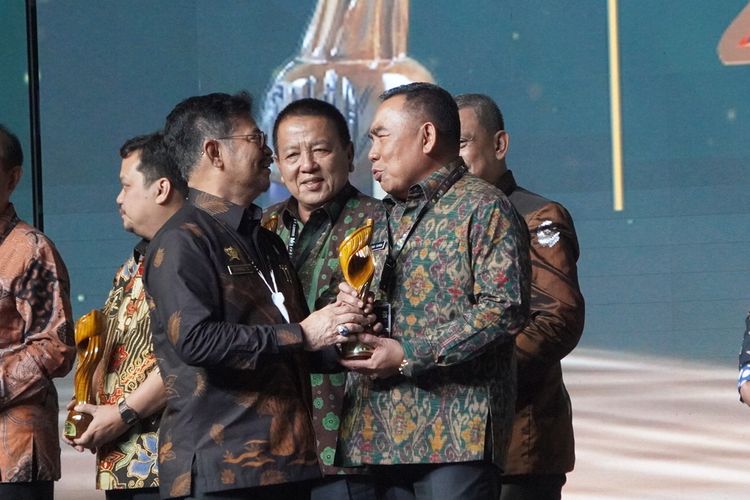 Bupati Jembrana I Nengah Tamba menerima penghargaan Anugerah Perkebunan Indonesia 2022 dari Kementan atas kontribusinya mendorong kemajuan perkebunan dalam acara Perkebunan Indonesia Expo (BUNEX) 2022 di Jakarta Convention Center (JCC) Senayan, Jakarta, Rabu (21/12/2022).