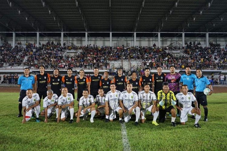 Laga ujicoba anatar Mahameru FC Vs Timnas Legens sekaligus untuk menguji kualitas Stadion Semeru, Jumat (15/4/2022)