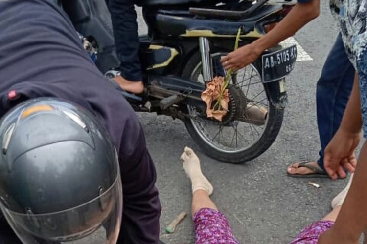 Warga mendokumentasikan tragedi ketika seorang perempuan setengah baya diduga jatuh dari motor akibat roknya melilit gir motor yang ditumpangi. Peristiwa terjadi di Wates, Kulon Progo, Daerah Istimewa Yogyakarta.