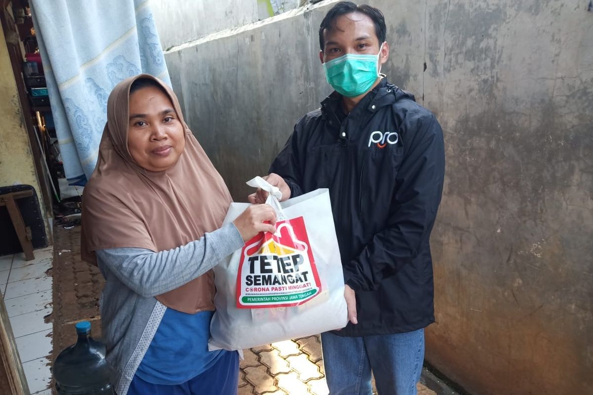 Perwakilan warga yang menerima bantuan sembako dari Gubernur Jateng, Ganjar Pranowo, Sabtu, (16/05/2020).