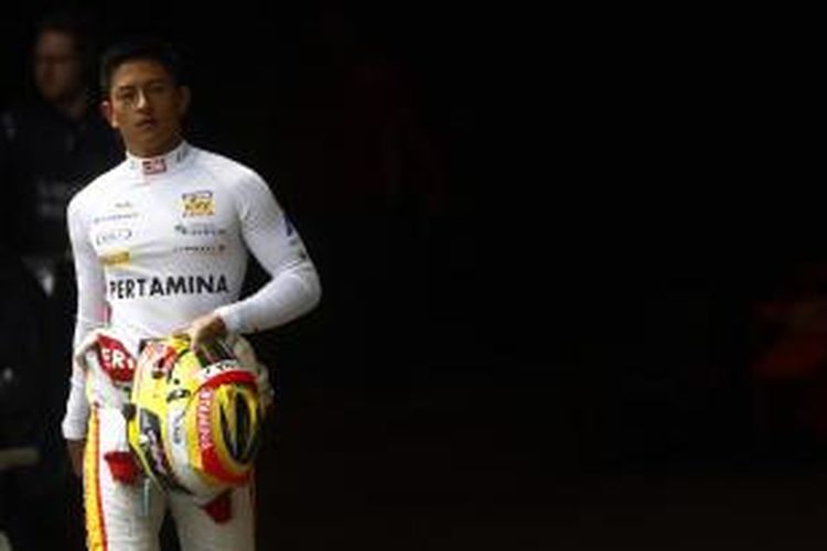 Pebalap Indonesia, Rio Haryanto, berjalan di Sirkuit Monte Carlo saat turun pada GP Monaco, Kamis (22/5/2015).