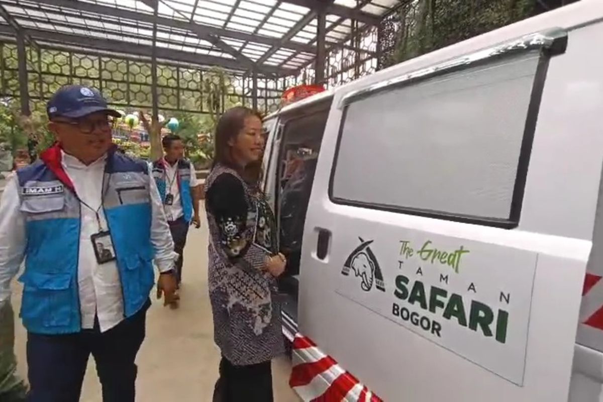 Taman Safari Indonesia (TSI) memperkuat kesiapsiagaan selama libur Natal 2025 dan Tahun Baru 2026 (Nataru) dengan menyiagakan ambulans untuk mengantisipasi potensi kecelakaan wisata yang rawan terjadi di kawasan Puncak Bogor, Jawa Barat. Ambulans tersebut diserah oleh Jasa Raharja pada Selasa (24/12/2025).