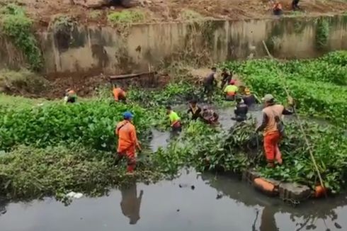 15 Meter Kubik Lumpur Diangkut dari Pengerukan Kali Sunter di Cipinang Melayu