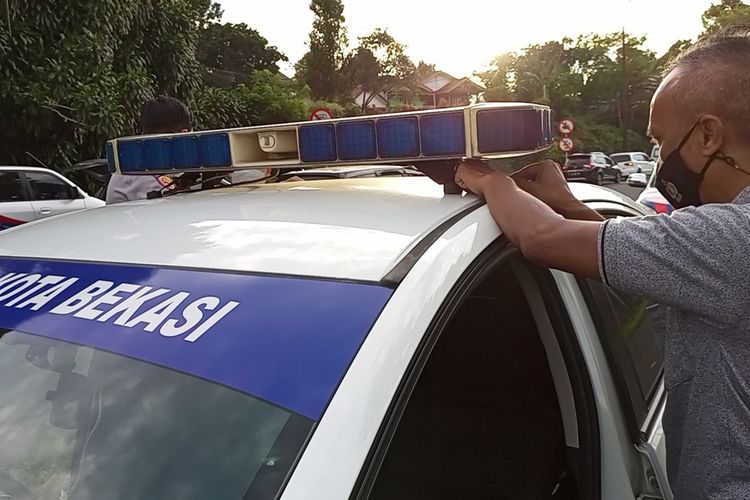 Satlantas Polres Bogor, Jawa Barat, menindak anggota Dinas Perhubungan (Dishub) Kota Bekasi yang nekat melawan arus lalu lintas di pintu keluar Tol Ciawi atau jalur Puncak Bogor, Simpang Gadog, Jumat (31/12/2021).