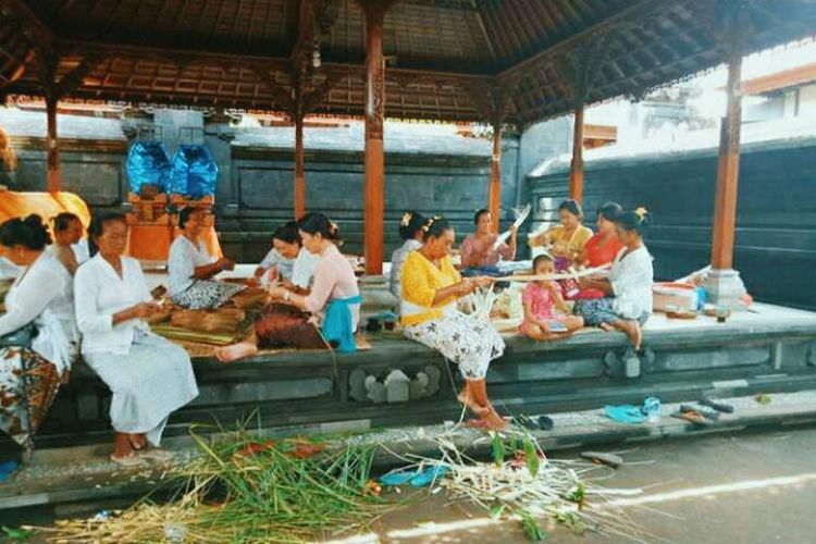 Tradisi Ngayah adalah kegiatan gotong royong yang berasal dari daerah Bali. 