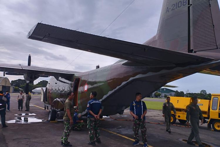 TNI Angkatan Udara (AU) mengerahkan dua pesawat jenis Cassa NC-212 Seri 200 untuk melaksanakan teknologi modifikasi cuaca (TMC) pada Selasa (28/12/2022). Modifikasi cuaca itu dilakukan untuk mengantisipasi cuaca ekstrem di wilayah DKI Jakarta dan Jawa Barat menjelang akhir tahun 2022 dan awal tahun 2023.