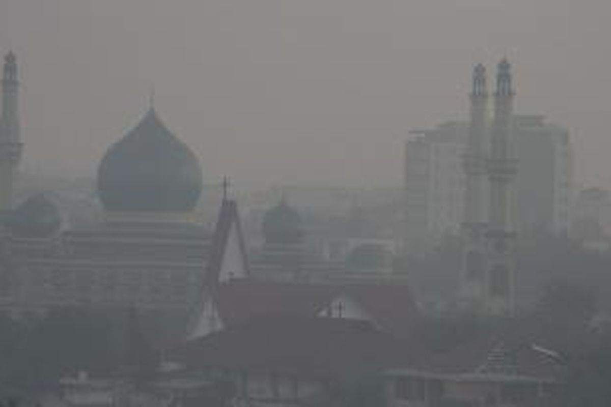 Kota Pekanbaru kembali diselimuti kabut asap yang cukup tebal pada hari Kamis (6/2/2014) pagi. Hal ini disebabkan mulai munculnya puluhan titik api akibat kebakaran hutan dan lahan di beberapa daerah di Riau.