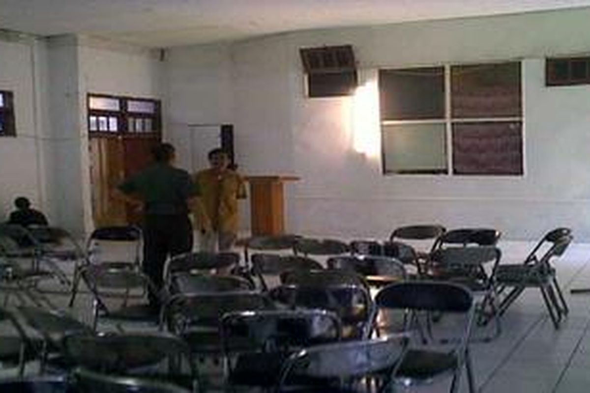 Sejumlah tukang sedang memperbaiki interior Gedung eks-OPP di Jalan Chairil Anwar, Bekasi, Jumat (17/9/2010). Gedung milik Pemkot Bekasi ini pernah ditawarkan sebagai solusi tempat ibadah pada Juli 2010.