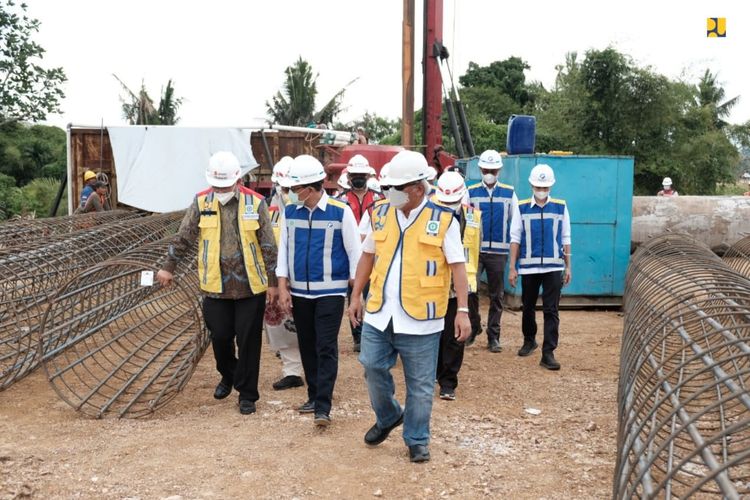 Menteri PUPR Basuki Hadimuljono saat meninjau pembangunan Tol Yogyakarta-Bawen pada Sabtu (13/08/2022).