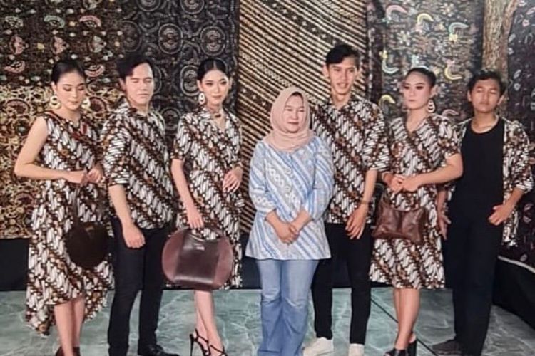 Pemilik usaha Batik Maos Rajamas, Euis Rohaini (tengah).