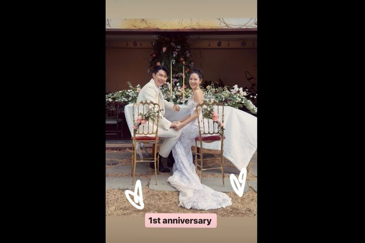 Melalui Instagram-nya, Son Ye Jin merayakan anniversary satu tahun pernikahannya. Son Ye Jin mengunggah foto bersama Hyun Bin.