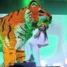 Aksi M.I.A Turun Panggung dan Hampir Jatuh Buat Heboh Penonton Joyland Festival 2023 di Bali