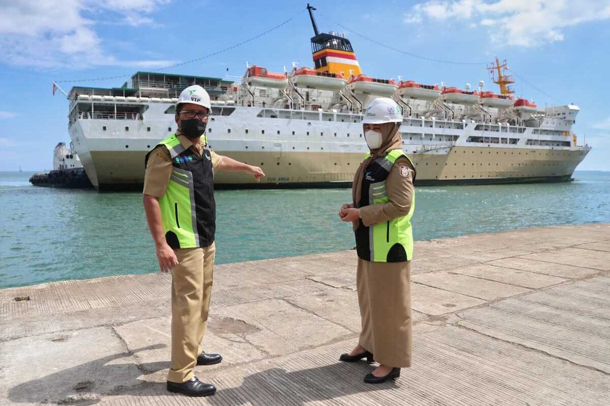 Wali Kota Makassar, Mohammad Ramdhan ‘Danny’ Pomanto bersama kepala Otoritas Pelabuhan, Bambang, pihak Pelni, dan Syahbandar meninjau dan menentukan titik kordinat dimana kapal pelni untuk isolasi apung akan berlabuh, Selasa (13/7/2021).