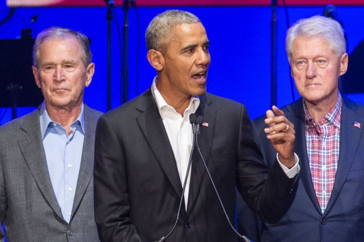 Barack Obama, Geoge W Bush, Bill Clinton, dalam konser di College Station, Texas, 21 Oktober 2017.