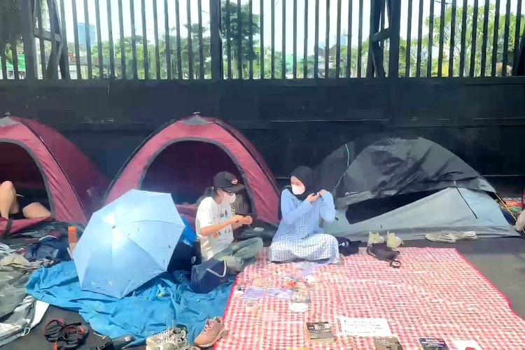 Terus Tolak RUU TNI, Warga Berkemah di Depan DPR Sepulang Kerja