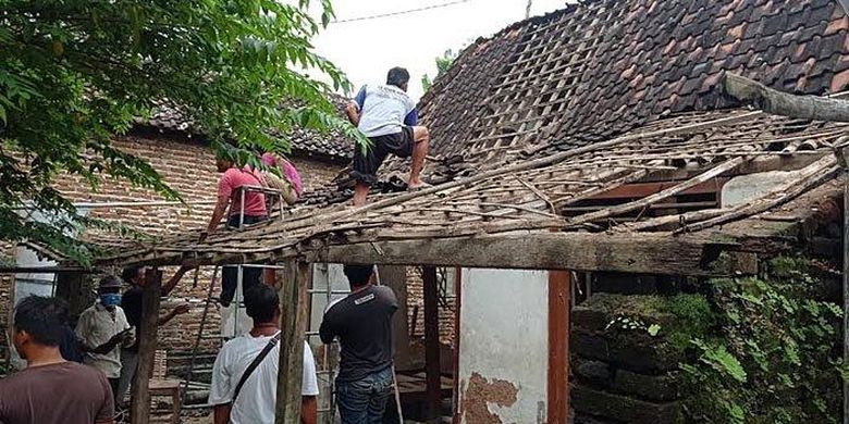 Cerita Bocah Satu Tahun Selamat dari Reruntuhan Rumah Ambruk Diguncang Gempa di Malang. Warga Gotong Royong Turunkan Atap Rumah Hadi Purnomo Yang Rusak Akibat Gempa Bumi 
