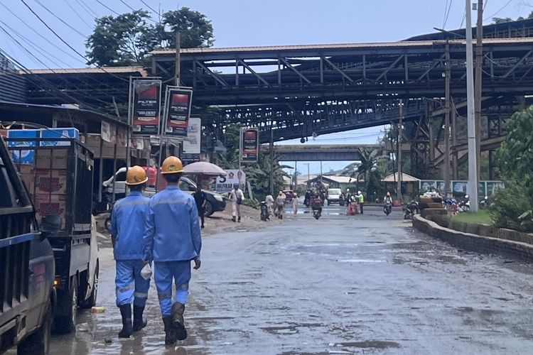 Pekerja melintas di jalan depan kawasan industri PT IMIP, di Morowali, Sulawesi Tengah, Kamis (28/12/2023). Puluhan ribu pekerja ditampung di perusahan nikel terbesar di Sulawesi Tengah ini.