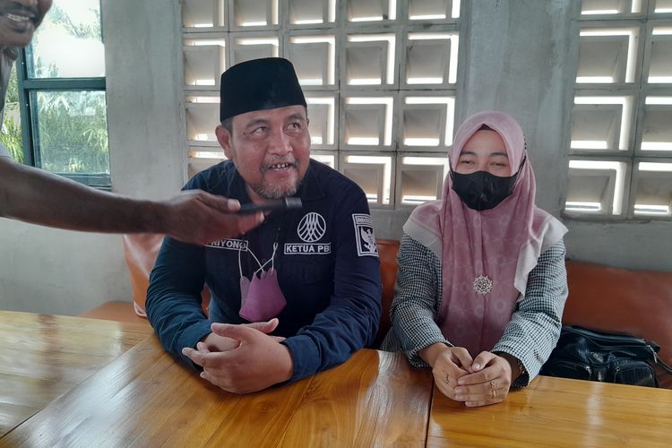 Foto: Noviandari Safira (26) anak kandung Bambang Purwadi. Sebelah kiri bersama Kuasa Hukum Supriono ketika memberi klarifikasi pada Senin, (6/2/2023). (Kompas.com/ Ridho Abdullah Akbar).