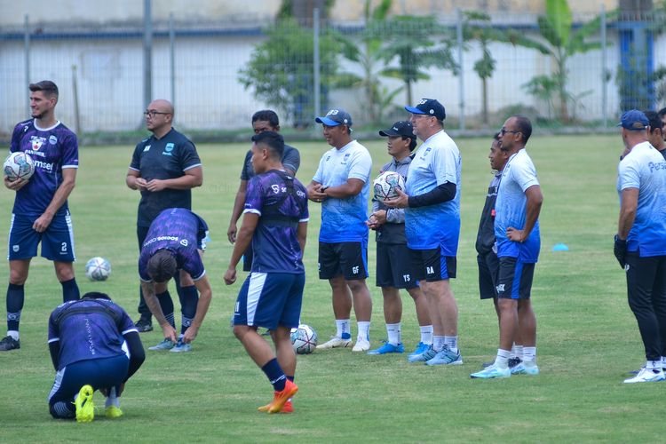 Robert Rene Alberts tengah memberikan arahan kepada pemain Persib dalam sesi latihan di Stadion Persib, Sidolig jelang laga Persib vs Madura United dalam laga pekan kedua Liga 1 2022-2023. 