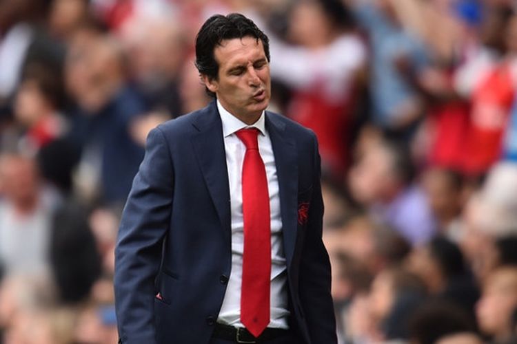 Ekspresi kekecewaan pelatih Arsenal, Unai Emery, setelah kalah dari Manchester City dalam partai Liga Inggris di Emirates Stadium, Minggu (12/8/2018)
