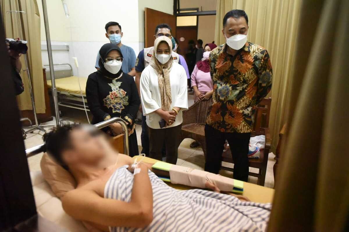 Wali Kota Surabaya Eri Cahyadi mendatangi langsung sejumlah rumah sakit di Mojokerto menjadi tempat perawatan korban kecelakaan Lalu Lintas di Tol Surabaya - Mojokerto (Tol Sumo) pada Senin (16/5/2022) pagi.