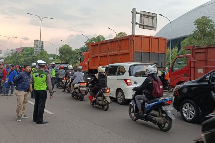 Kondisi arus lalu lintas di Jalan Ahmad Yani, Bekasi Selatan, Kota Bekasi pada Selasa (29/11/2022) sore. Kemacetan terjadi imbas aksi demonstrasi buruh di depan Kantor Disnaker Kota Bekasi.