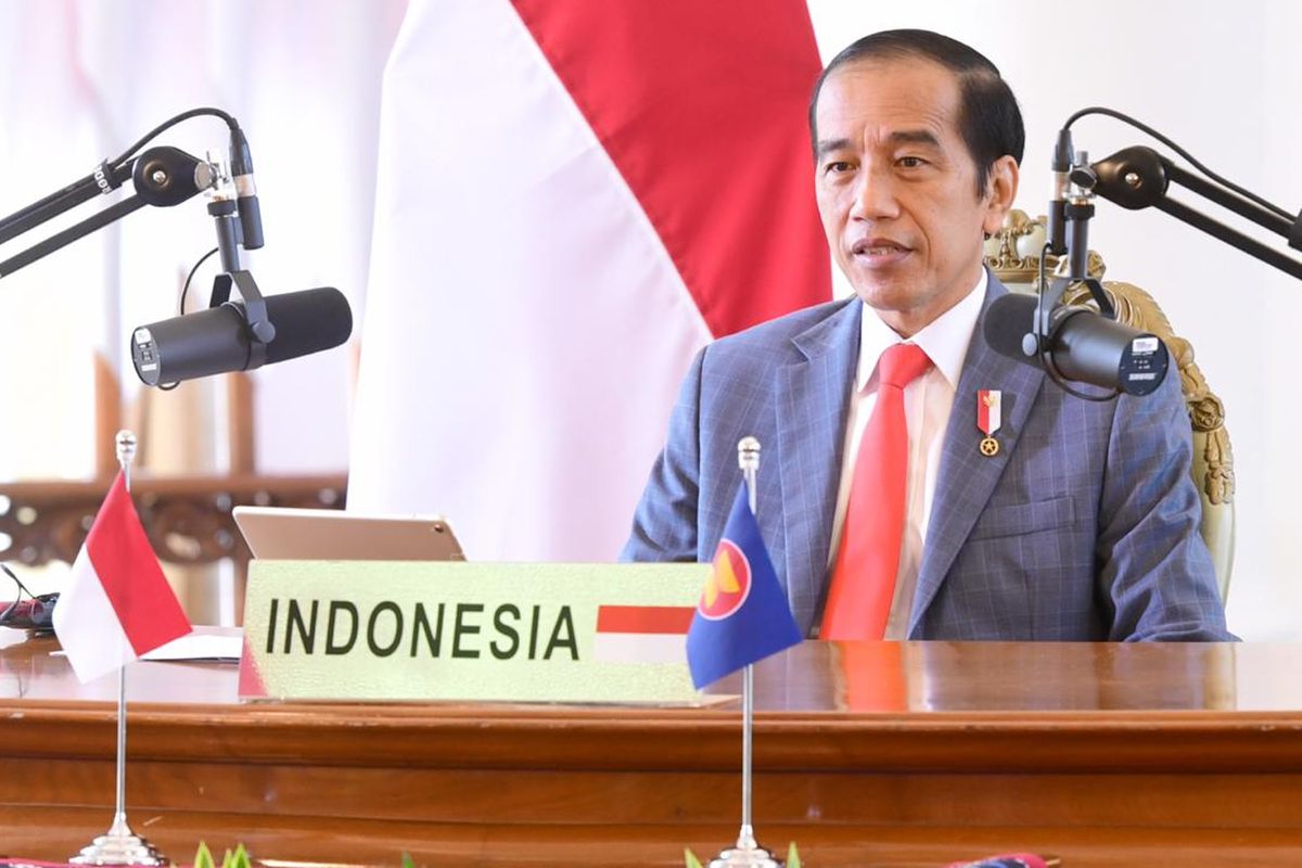 Presiden Joko Widodo saat menghadiri Konferensi Tingkat Tinggi (KTT) ASEAN-Selandia Baru yang digelar secara virtual melalui konferensi video dari Istana Kepresidenan Bogor, Sabtu (14/11/2020).