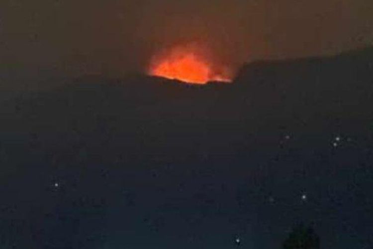 Gunung Papandayan di Kabupaten Garut. Jawa Barat terbakar, Minggu (22/10/2023), sekitar pukul 19.00. 