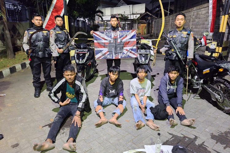 Empat anggota gangster yang ditangkap di Surabaya