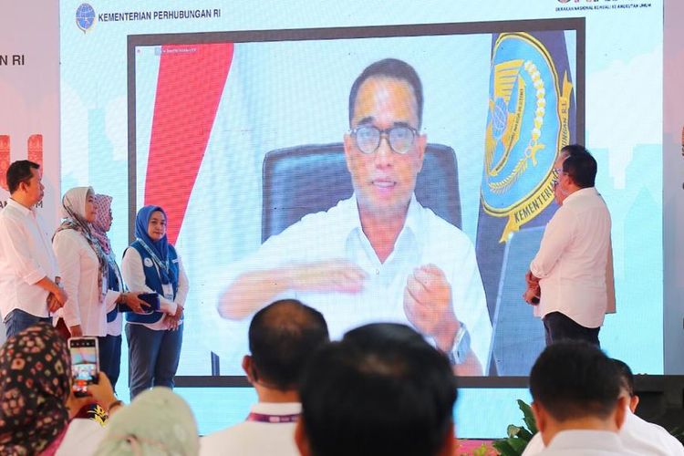 Menteri Perhubungan Budi Karya Sumadi saat menghadiri kegiatan peluncuran lima koridor baru angkot feeder LRT Sumsel secara daring, Sabtu (10/11/2022).