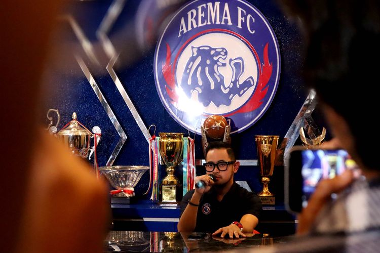 Presiden klub Arema FC Gilang Widya Pramana saat preskon mengundurkan diri di Kantor Arema FC, Sabtu (29/10/2022) siang. 