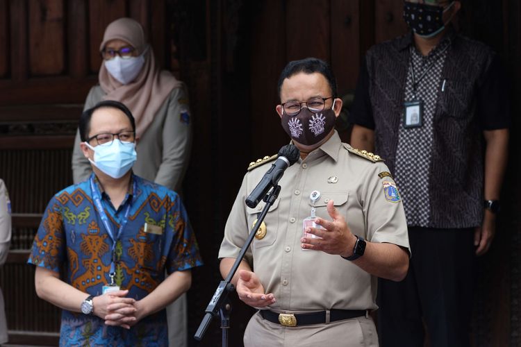 Gubernur DKI Jakarta, Anies Baswedan memberi sambutan usai menyaksikan proses vaksinasi Covid-19 di Sentra Vaksinasi KG di Bentara Budaya Jakarta, Palmerah Selatan, Jakarta Pusat, Senin (28/6/2021). Vaksinasi kerjasama Dewan Pers dan Kompas Gramedia ini bertepatan dengan HUT ke-56 Harian  Kompas. Target peserta vaksinasi sebanyak 10.000 pekerja media.