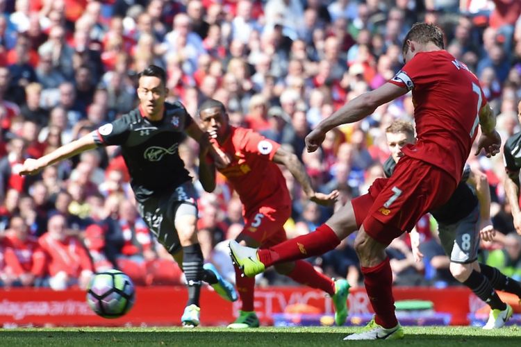 James Milner gagal mengeksekusi penalti saat Liverpool ditahan Southampton pada partai lanjutan Premier League - kasta teratas Liga Inggris - di Stadion Anfield, Minggu (7/5/2017).