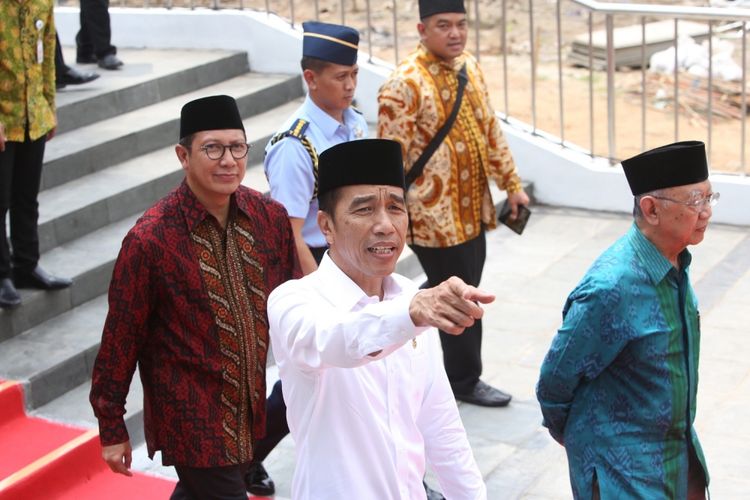 Presiden RI Joko Widodo atau Jokowi menyapa warga usai beribadah di Masjid Kyai Haji Hasyim Asyari Daan Mogot, Jakarta Barat, Sabtu (15/4/2017). Jokowi meresmikan masjid Raya yang berkapasitas 16.000 jemaah ini.