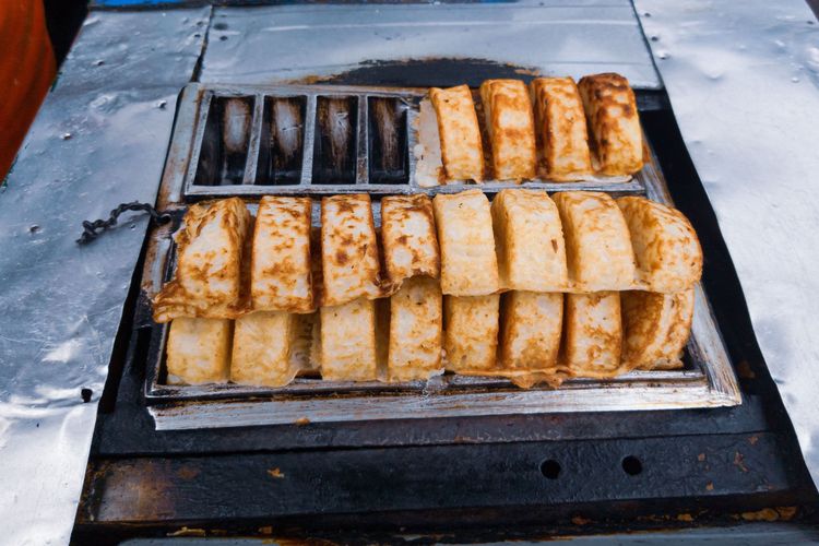 Untuk membuat kue pancong dibutuhkan alat cetakan khusus seperti kue pukis.