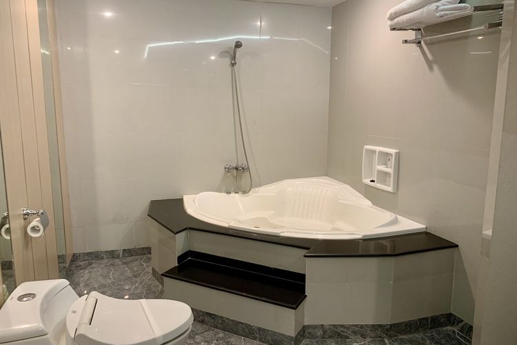 Kamar mandi Hotel Pangeran Beach di Kota Padang, Sumatera Barat, di tipe kamar Pangeran Suite.