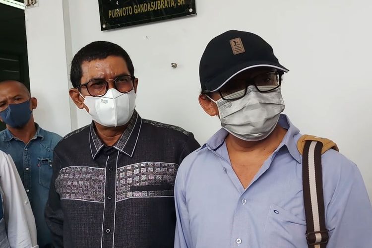 Fahmi Bachmid kuasa hukum Gaga Muhammad (kiri) dan ayah Gaga Muhammad, Asep Yusman usai sidang Pengadilan Negeri Jakarta Timur, Selasa (14/12/2021). 
