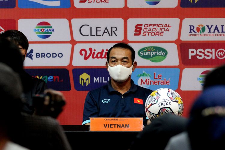 Jelang laga Kualifikasi Piala Asia 2023 pelatih Timnas Dinh The Nam (Vietnam) saat preskon di Surabaya, Selasa (13/9/2022) siang.