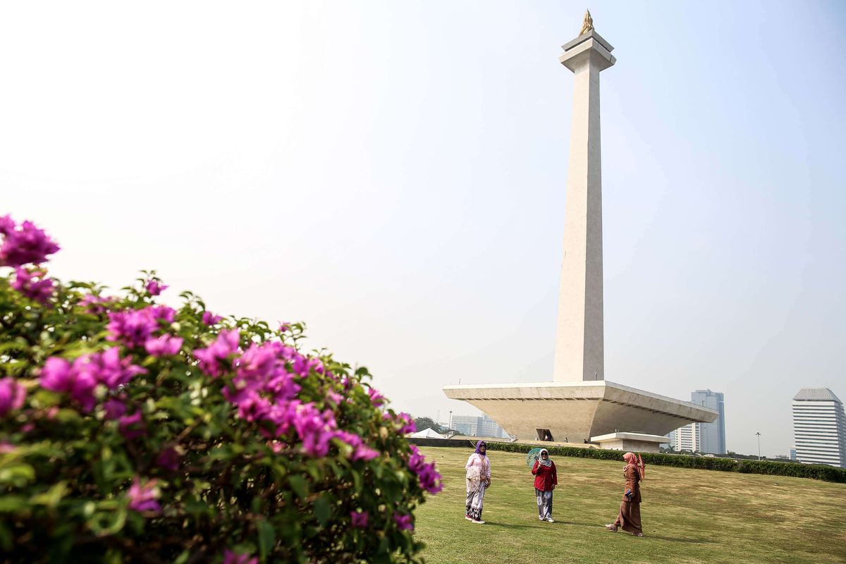 Sekelompok pegiat kebaya, menggelar kampanye gerakan #SelasaBerkebaya di sekitaran Tugu Monas, Jakarta Pusat, Selasa (2/7/2019). Kampanye #SelasaBerkebaya ini digagas untuk membiasakan perempuan mengenakan kebaya.