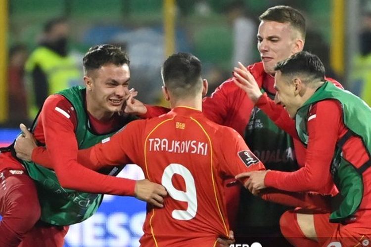 Striker Makedonia Utara Aleksandar Trajkovski berselebrasi usai mencetak gol ke gawang Italia pada laga play-off Piala Dunia 2022 di Stadion Renzo Barbera, 24 Maret 2022.