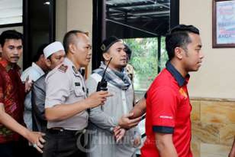 Tersangka kasus pencabulan Saipul Jamil tetap tersenyum ketika akan melangsungkan salat Jumat di kawasan Kelapa Gading, Jakarta Utara, Jumat (19/2/2016). Seusai salat Jumat Saipul Jamil akan dibawa ke kantor Badan Narkotika Nasional (BNN).