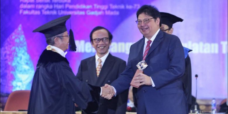 UGM memberikan penghargaan Herman Johannes Award (HJA) kepada 3 menteri Kabinet Kerja dalam peringatan Hari Pendidikan Tinggi Teknik, Jumat (22/2/2019) di Grha Sabha Pramana UGM, Yogyakarta.