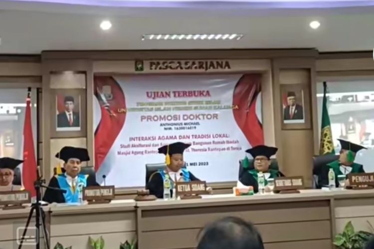 Tangkapan layar dari video yang diunggah di akun Tiktok @romobobsmf saat Romo Dr Anthon Michael sedang menjalani sidang ujian promosi doktor di Universitas Negeri Islam (UIN) Sunan Kalijaga Yogyakarta.