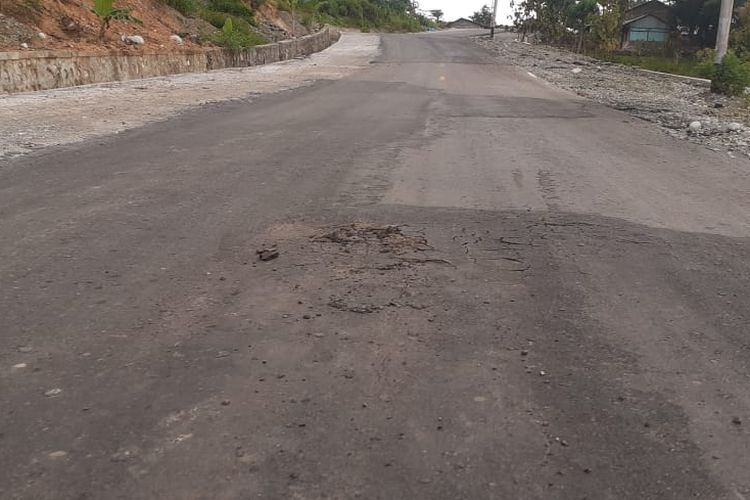 Kondisi jalan nasional di Kecamatan Mutis, Kabupaten Timor Tengah Utara (TTU), Nusa Tenggara Timur (NTT), yang rusak