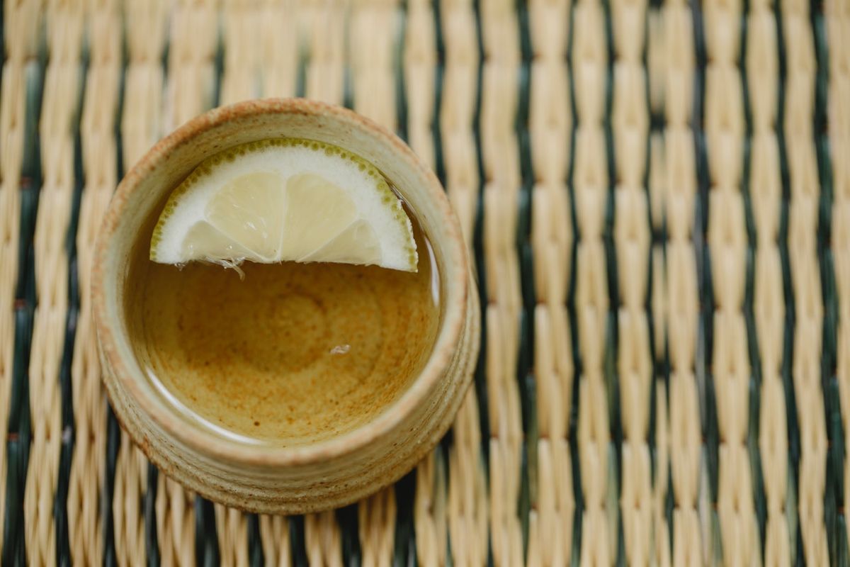 Menambahkan lemon yang tinggi vitamin C membantu mendapatkan manfaat teh hijau secara lebih maksimal.
