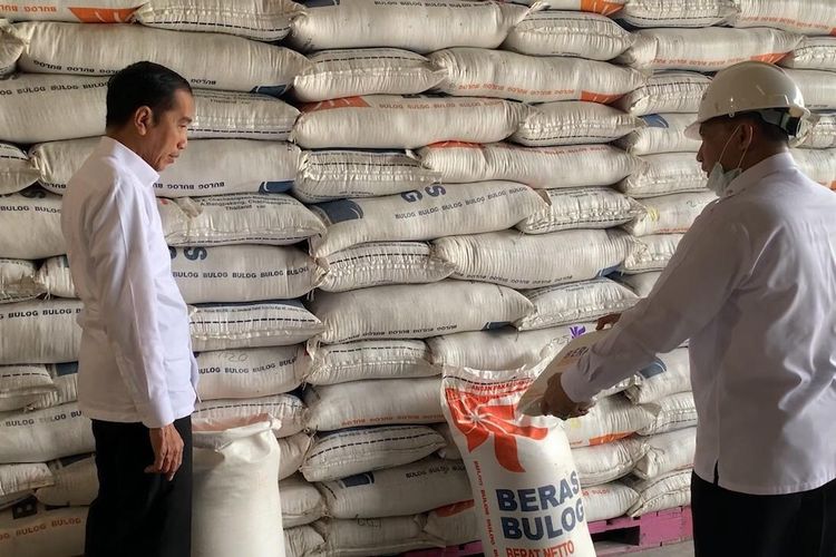  Di luar agenda resmi yang telah dijadwalkan, Presiden Joko Widodo mendadak meninjau Gudang Bulog di Kelapa Gading, Rabu (18/3/2020) pagi, untuk memastikan ketersediaan beras.
