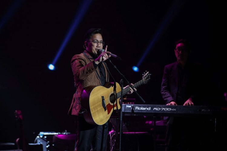 Penyanyi Aderaprabu Lantip Trengginas alias Adera (33) dalam konser Harmonia Titik Balik yang digelar di Balai Sarbini, Plaza Semanggi, Jakarta Pusat, Kamis (14/2/2019).